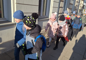 Klasa 1a i spotkanie ze sztuką w teatrze Pinokio_w drodze do teatru.