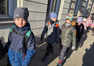 Klasa 1a i spotkanie ze sztuką w teatrze Pinokio_w drodze do teatru.