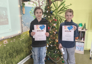 VII Wojewódzki Konkurs Ekologiczny "Dbam o środowisko w łódzkiem"_uczniowie prezentujący dyplomy i nagrody rzeczowe.