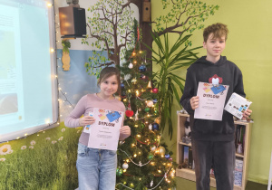 VII Wojewódzki Konkurs Ekologiczny "Dbam o środowisko w łódzkiem"_uczniowie prezentujący dyplomy i nagrody rzeczowe.