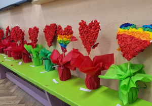Dzień Babci i Dziadka_kwiaty serca_efekty finalne twórczych prac pierwszaków.