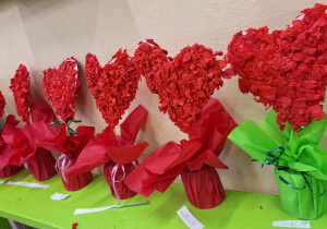 Dzień Babci i Dziadka_kwiaty serca_efekty finalne twórczych prac pierwszaków.