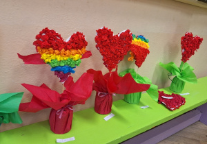 Dzień Babci i Dziadka_kwiaty serca_efekty finalne twórczych prac pierwszaków.