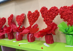 Dzień Babci i Dziadka_kwiaty serca_efekty finalne twórczych prac pierwszaków.
