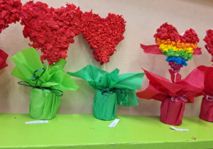 Dzień Babci i Dziadka_kwiaty serca_efekty finalne twórczych prac pierwszaków.