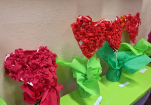 Dzień Babci i Dziadka_kwiaty serca_efekty finalne twórczych prac pierwszaków.