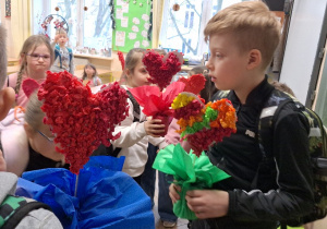 Dzień Babci i Dziadka_kwiaty serca_efekty finalne twórczych prac pierwszaków.