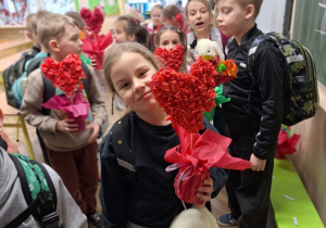 Dzień Babci i Dziadka_kwiaty serca_efekty finalne twórczych prac pierwszaków.