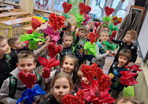 Dzień Babci i Dziadka_kwiaty serca_efekty finalne twórczych prac pierwszaków.