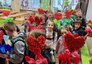 Dzień Babci i Dziadka_kwiaty serca_efekty finalne twórczych prac pierwszaków.
