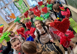 Dzień Babci i Dziadka_kwiaty serca_efekty finalne twórczych prac pierwszaków.