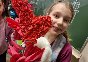 Dzień Babci i Dziadka_kwiaty serca_efekty finalne twórczych prac pierwszaków.