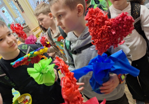 Dzień Babci i Dziadka_kwiaty serca_efekty finalne twórczych prac pierwszaków.