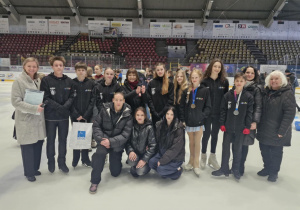Zawodnicy wraz z trenerami_zdjęcie pamiątkowe.