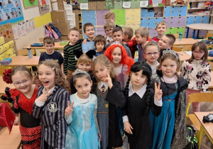 Zakończenie karnawału w klasie 1a_pamiątkowe zdjęcie klasowe.