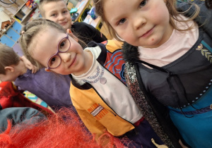 Zakończenie karnawału w klasie 1a_uczennice prezentujące swoje stroje karnawałowe.
