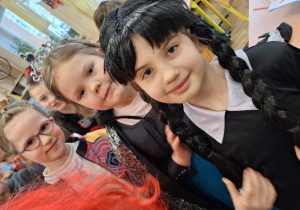 Zakończenie karnawału w klasie 1a_uczennice prezentujące swoje stroje karnawałowe.