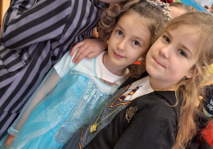 Zakończenie karnawału w klasie 1a_uczennice prezentujące swoje stroje karnawałowe.