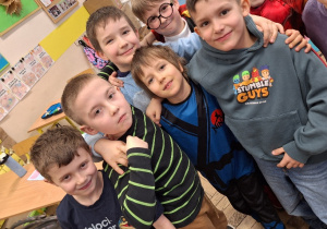 Zakończenie karnawału w klasie 1a_uczniowie prezentujący swoje stroje karnawałowe.