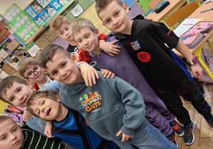 Zakończenie karnawału w klasie 1a_uczniowie prezentujący swoje stroje karnawałowe.