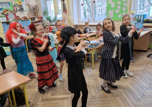 Zakończenie karnawału w klasie 1a_zabawy przy muzyce.