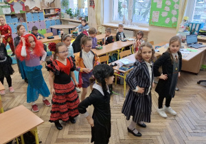 Zakończenie karnawału w klasie 1a_zabawy przy muzyce.