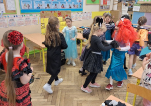 Zakończenie karnawału w klasie 1a_zabawy przy muzyce.