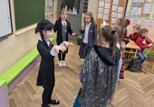 Zakończenie karnawału w klasie 1a_zabawy przy muzyce.