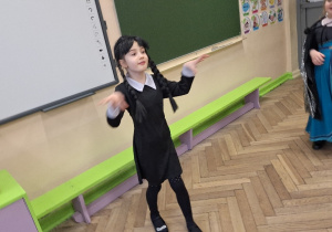 Zakończenie karnawału w klasie 1a_uczennica prezentująca swój strój karnawałowy.