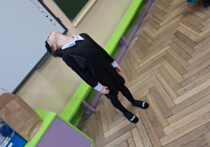 Zakończenie karnawału w klasie 1a_uczennica prezentująca swój strój karnawałowy_zabawa przy muzyce.