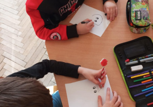 "Dorysuj resztę"_kreatywna praca świeliczaków.