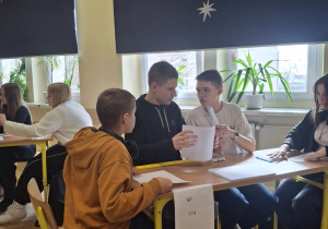 Konkurs Zawodoznawczy "Zawody, jakich mało"_uczestnicy w trakcie rozgrywek.