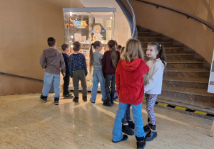 "Ciekawostki moli książkowych"_klasa 1a z wizytą w Wojewódzkiej Bibliotece Publicznej_ogląanie wystawy zabawek z dawnych lat.