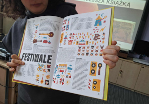 "Ciekawostki moli książkowych"_klasa 1a z wizytą w Wojewódzkiej Bibliotece Publicznej_prezentacja wybranej książki.