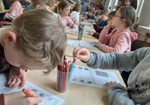 "Ciekawostki moli książkowych"_klasa 1a z wizytą w Wojewódzkiej Bibliotece Publicznej_wykonanie zadań z kart pracy.