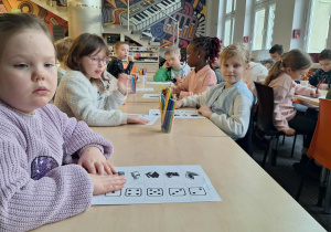 "Ciekawostki moli książkowych"_klasa 1a z wizytą w Wojewódzkiej Bibliotece Publicznej_wykonanie zadań z kart pracy.