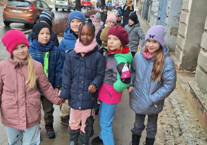 "Ciekawostki moli książkowych"_klasa 1a z wizytą w Wojewódzkiej Bibliotece Publicznej_pamiatkowe zdjęcie grupowe.