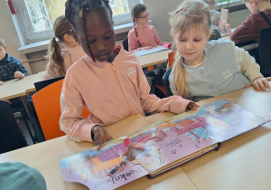 "Ciekawostki moli książkowych"_klasa 1a z wizytą w Wojewódzkiej Bibliotece Publicznej_prezentacja wybranych książek.