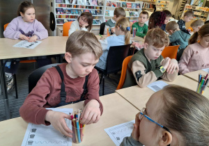 "Ciekawostki moli książkowych"_klasa 1a z wizytą w Wojewódzkiej Bibliotece Publicznej_wykonanie zadań z kart pracy.