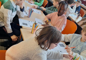 "Ciekawostki moli książkowych"_klasa 1a z wizytą w Wojewódzkiej Bibliotece Publicznej_wykonanie zadań z kart pracy.