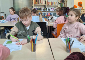 "Ciekawostki moli książkowych"_klasa 1a z wizytą w Wojewódzkiej Bibliotece Publicznej_wykonanie zadań z kart pracy.