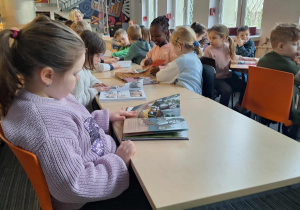 "Ciekawostki moli książkowych"_klasa 1a z wizytą w Wojewódzkiej Bibliotece Publicznej_prezentacja wybranych książek.