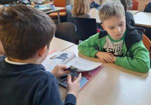 "Ciekawostki moli książkowych"_klasa 1a z wizytą w Wojewódzkiej Bibliotece Publicznej_prezentacja wybranych książek.