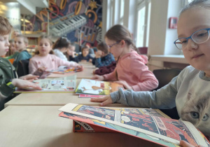 "Ciekawostki moli książkowych"_klasa 1a z wizytą w Wojewódzkiej Bibliotece Publicznej_prezentacja wybranych książek.