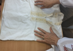 Projekt "Z kulturą mi do twarzy”_świetliczaki poznają kulturę Ukrainy_element stroju.