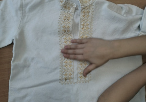 Projekt "Z kulturą mi do twarzy”_świetliczaki poznają kulturę Ukrainy_element stroju.