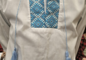 Projekt "Z kulturą mi do twarzy”_świetliczaki poznają kulturę Ukrainy_element stroju.