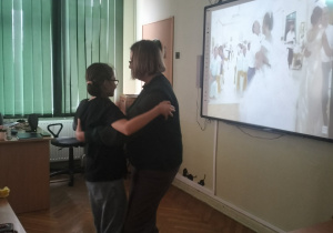 Projekt "Z kulturą mi do twarzy”_świetliczaki poznają kulturę Ukrainy_prezentacja tańca ukraińskiego.