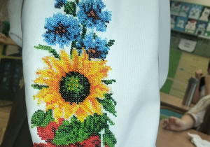 Projekt "Z kulturą mi do twarzy”_świetliczaki poznają kulturę Ukrainy_element stroju.