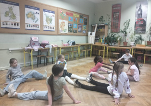 Nuda jest nam obca_świetliczaki w akcji_ćwiczenia rozciągające.